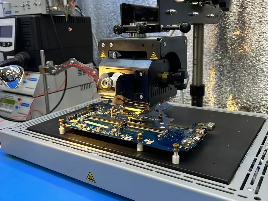 BGA-Rework-Station beim Austausch eines BGA-Chips wie CPU, PCH oder GPU