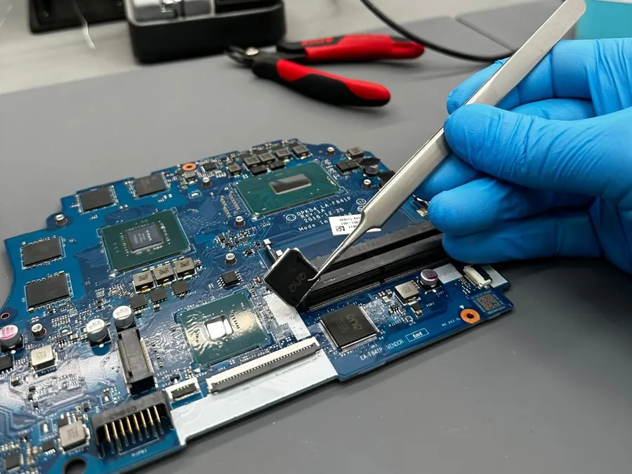 Embedded-Controller-Chip wird mit der Pinzette getauscht