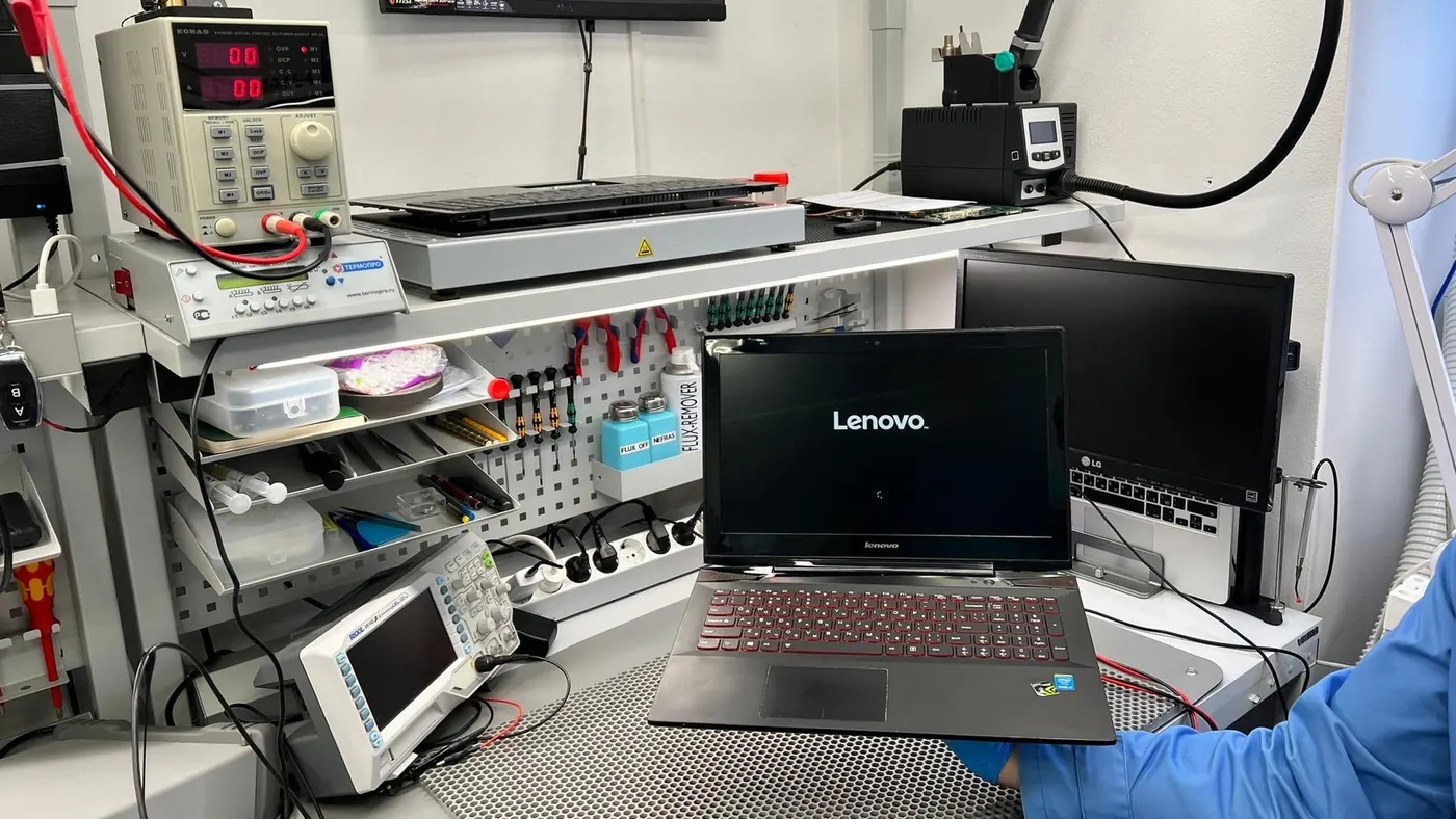 Funktionstest eines reparierten Laptops vor dem Rückversand