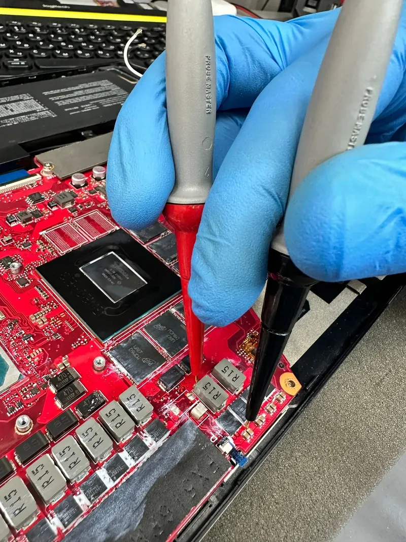 Prüfung der GPU-Spannungsversorgung auf dem Mainboard
