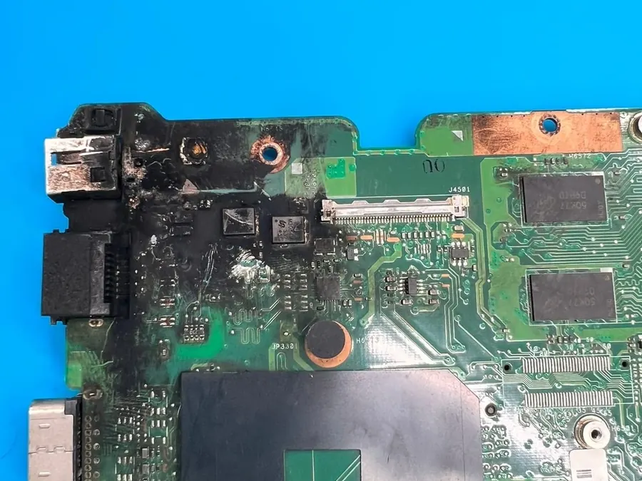 Mainboard mit verbrannten Lagen nach Kurzschluss