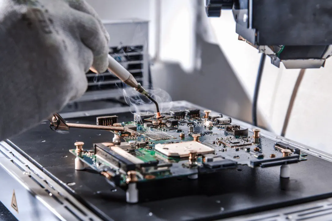 Feinlötung an einem Mainboard auf der Vorheizplatte