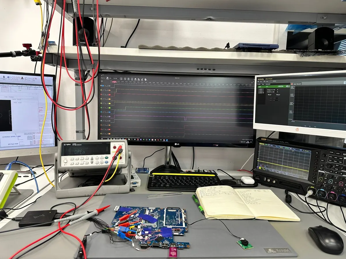 Logikanalyse der Startsequenz eines Laptop-Mainboards