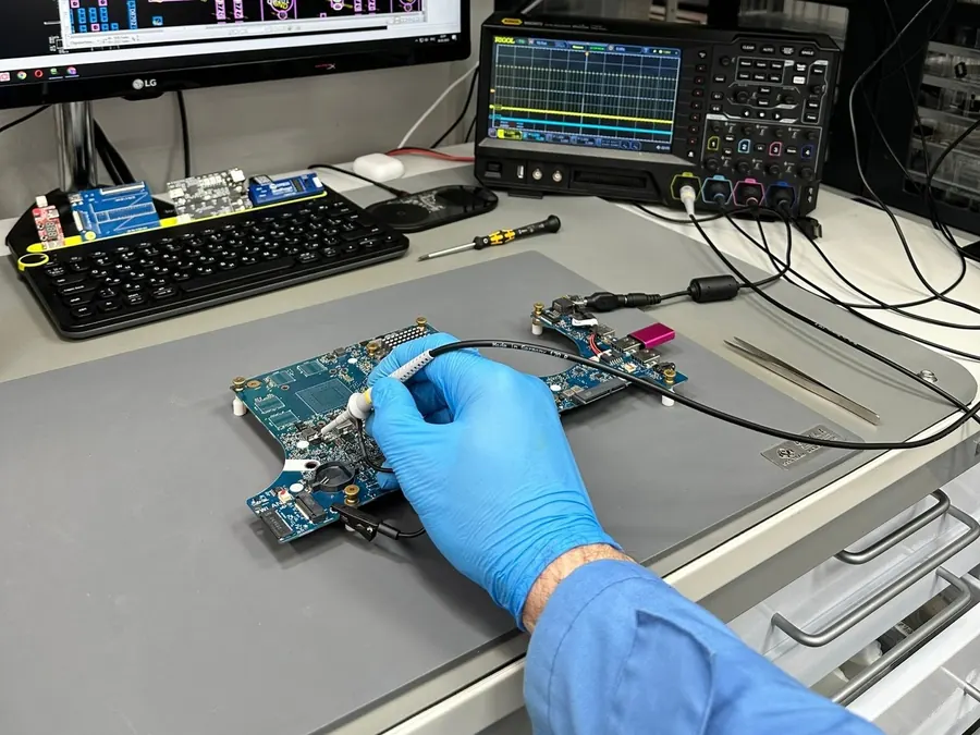 Messung am Mainboard mit Schaltplan und Labornetzteil