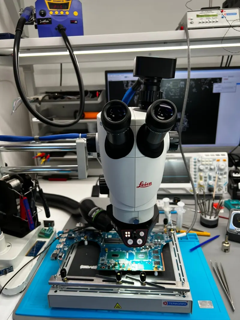 Leica-Stereomikroskop für Feinlötungen auf Laptop-Mainboards