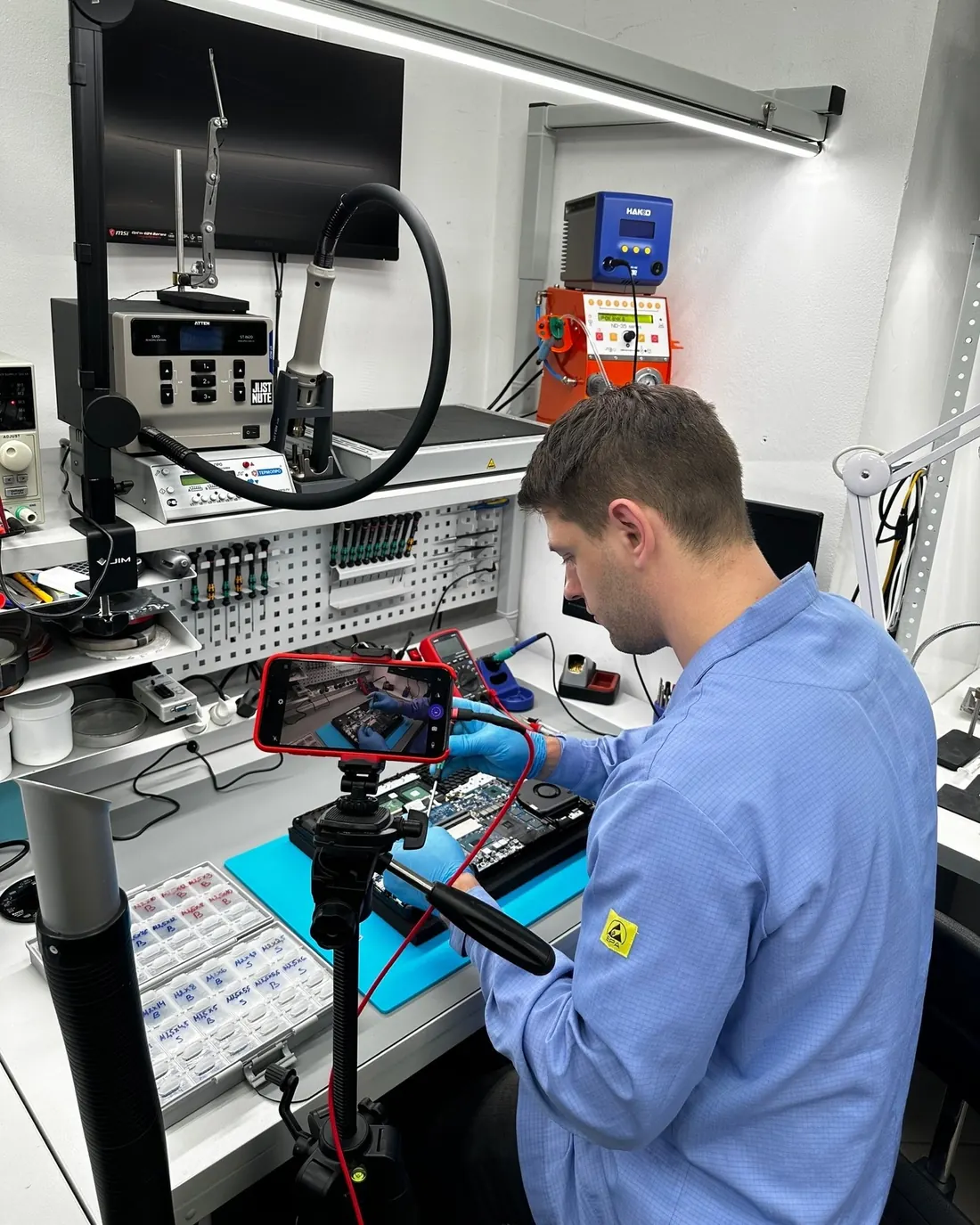 Techniker von NotebookLab bei der Mainboard-Diagnose an der Werkbank