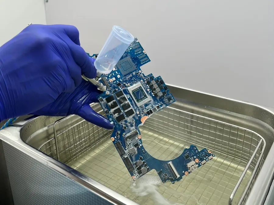 Mainboard nach Flüssigkeitsschaden wird im Ultraschallbad gereinigt