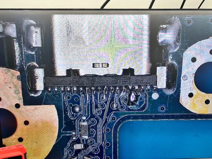 USB-C-Buchse unter dem Mikroskop