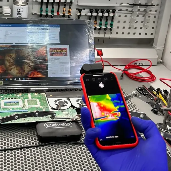 Wärmebildkamera zeigt einen Hotspot auf dem Mainboard