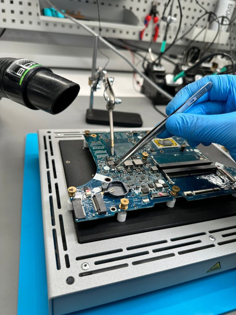 Feine Lötarbeiten am Mainboard in Frankfurt am Main