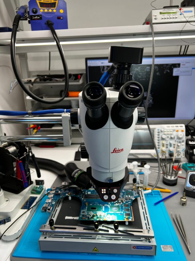 Notebook Reparatur unter Mikroskop in Frankfurt am Main