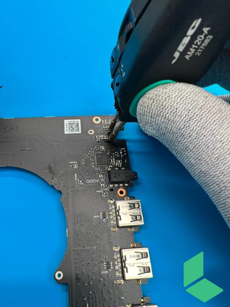 Reparatur eines Getac X500 Server Mainboards unter dem Mikroskop