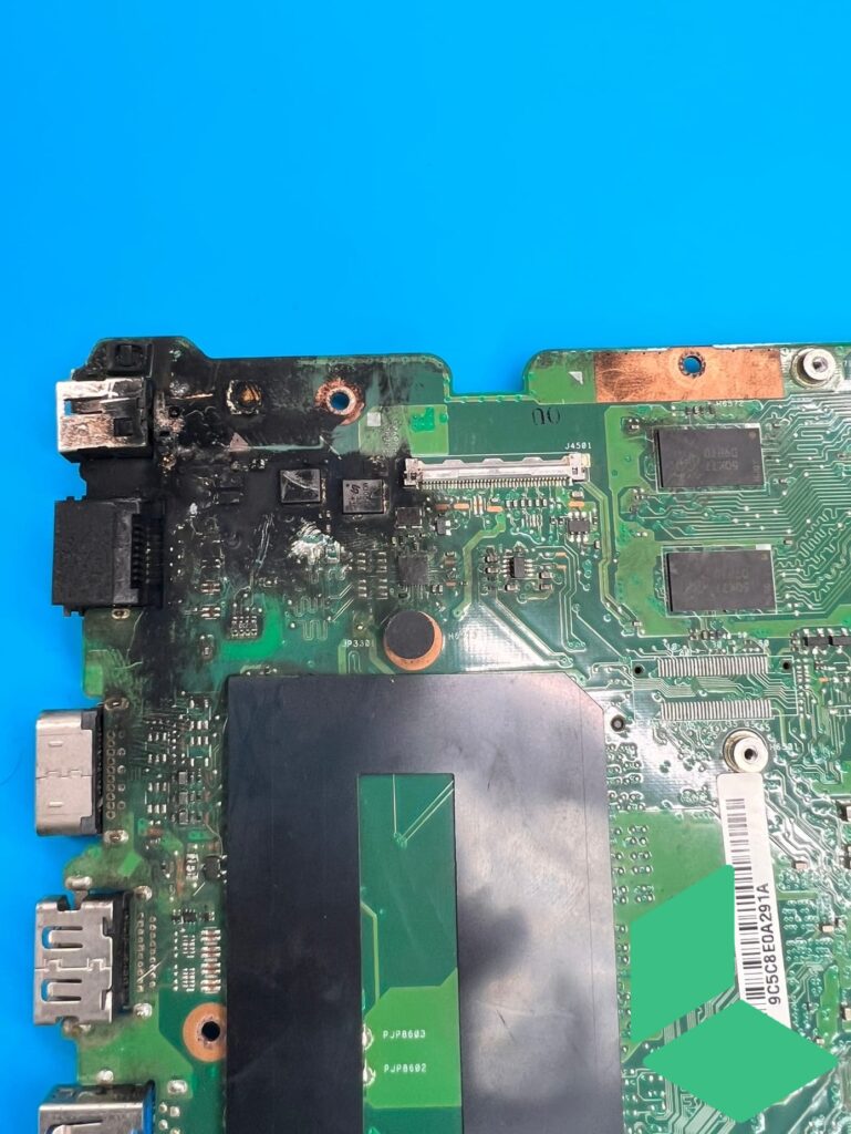 Schwerer Kurzschluss auf dem Mainboard eines Getac X500 Server Laptops
